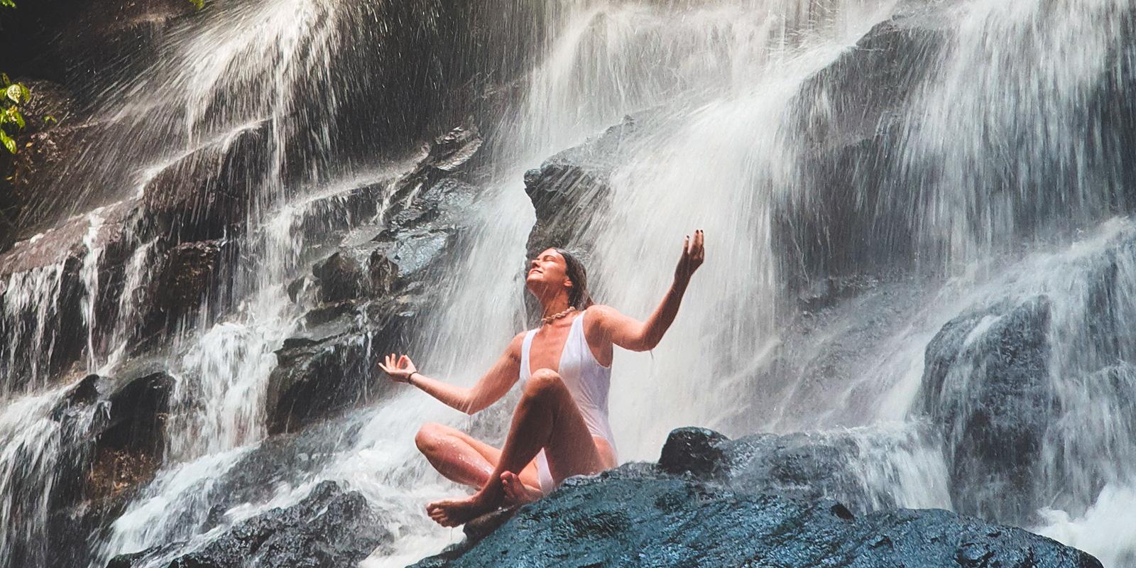 žena v přírodě, žena vodopád, žena meditace