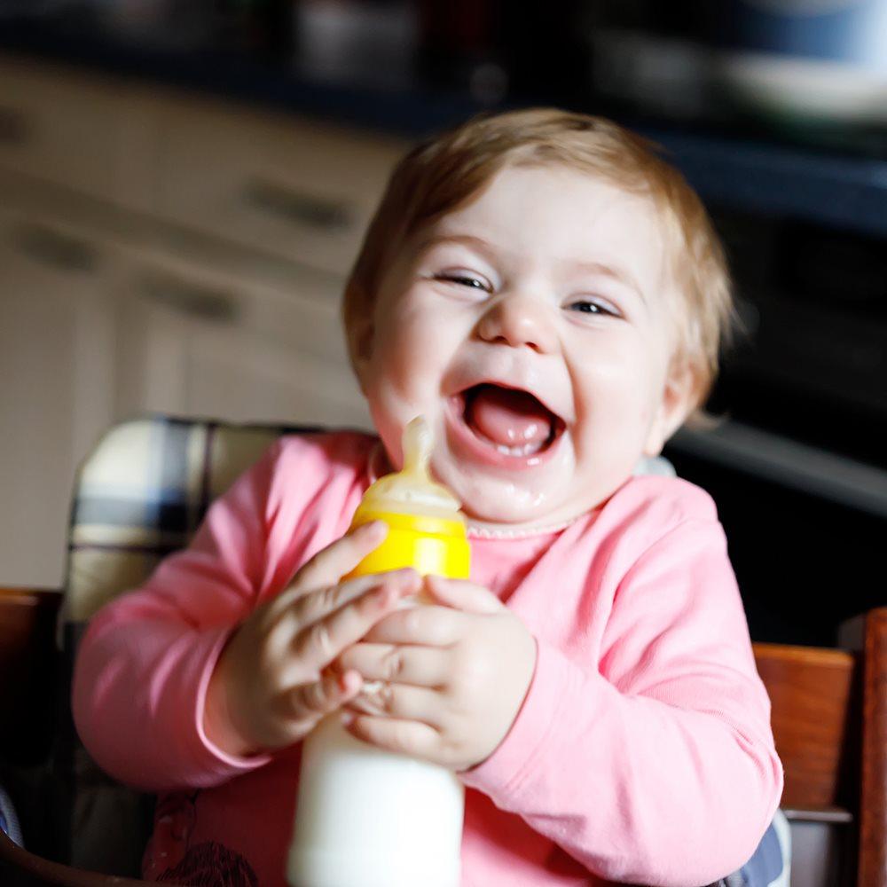 Smějící se dítě s mlékem od Kendamil