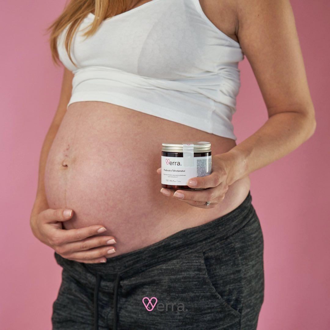 Těhotná žena držící kapsle Plodnost a Těhotenství od Verra