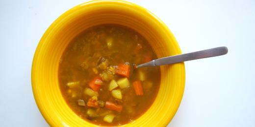 Hrstková polévka s chilli a kari