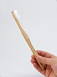Humble Brush Zubní kartáček Soft (bílý) 1 ks